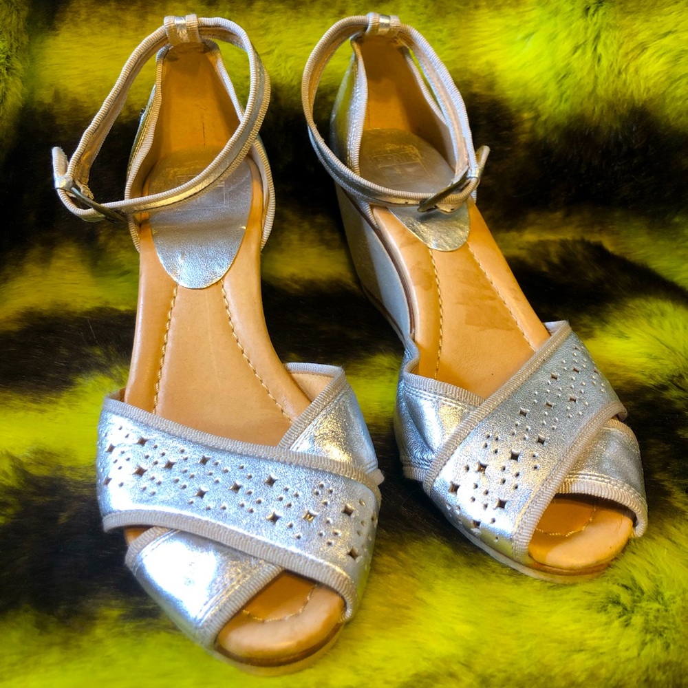 Frye Wanda silver leather wedge sandals size 9